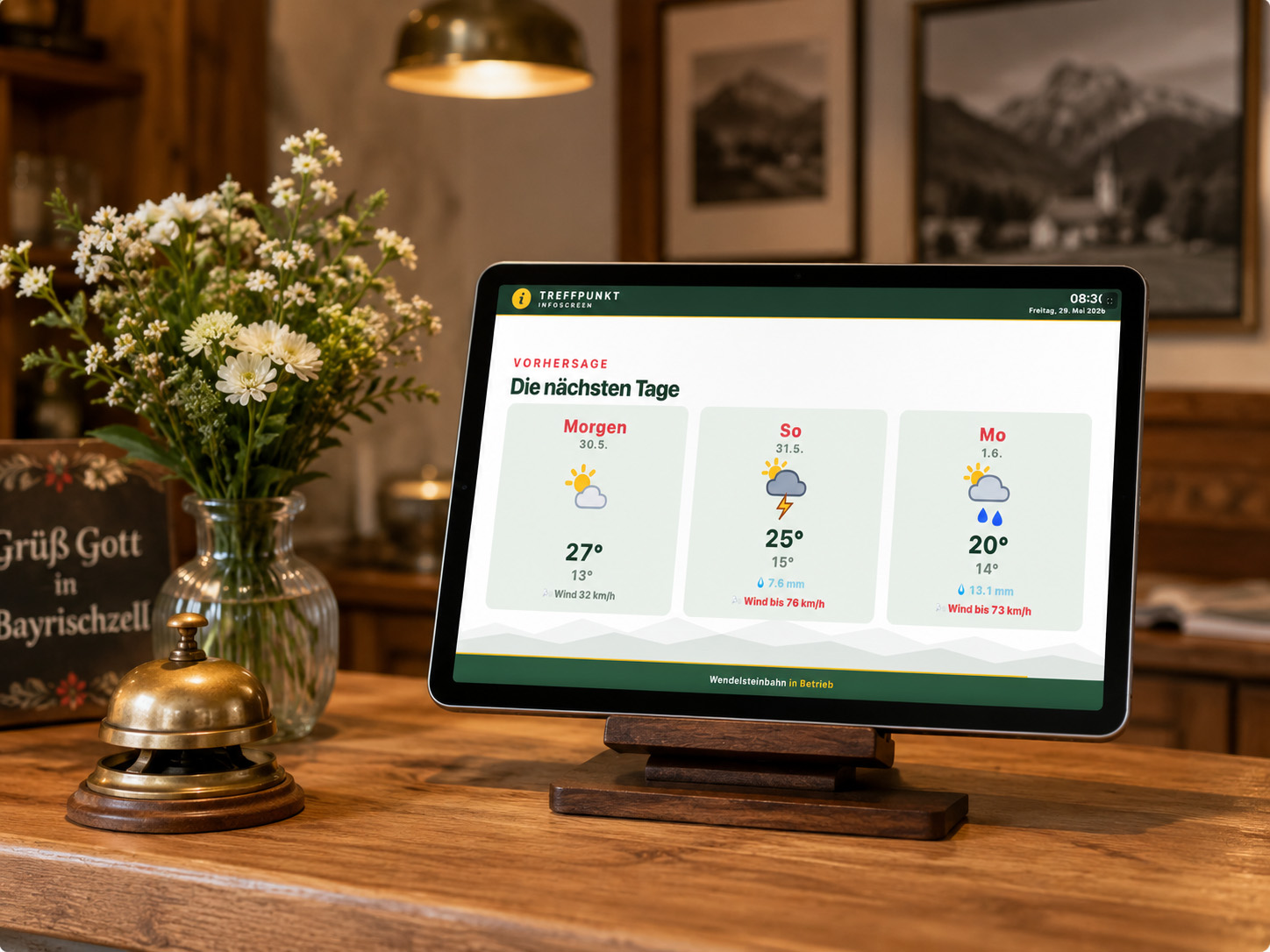 Treffpunkt Bayrischzell auf einem Tablet an der Hotel-Rezeption